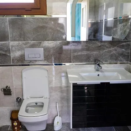 ölüdeniz'de 10 Kişilik Lüks, Havuzlu, Muhafazakar Villa *