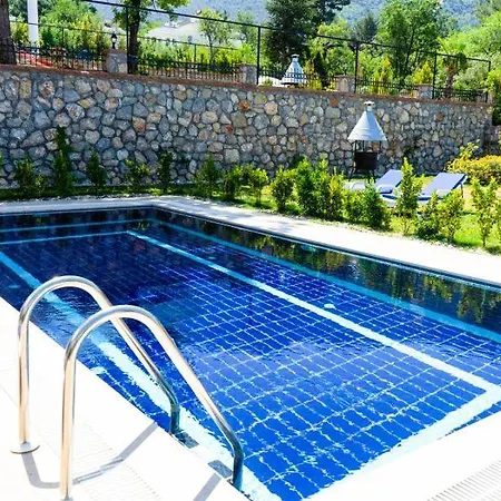 Oludeniz'de 10 Kisilik Luks, Havuzlu, Muhafazakar Villa